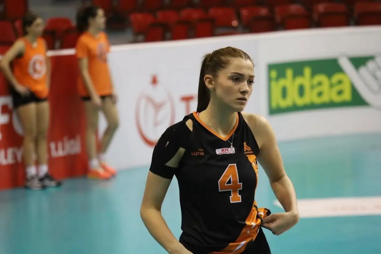 Zehra Güneş’in kopyası! Kardeşi İrem Nur Güneş de sahalarda parlıyor 5