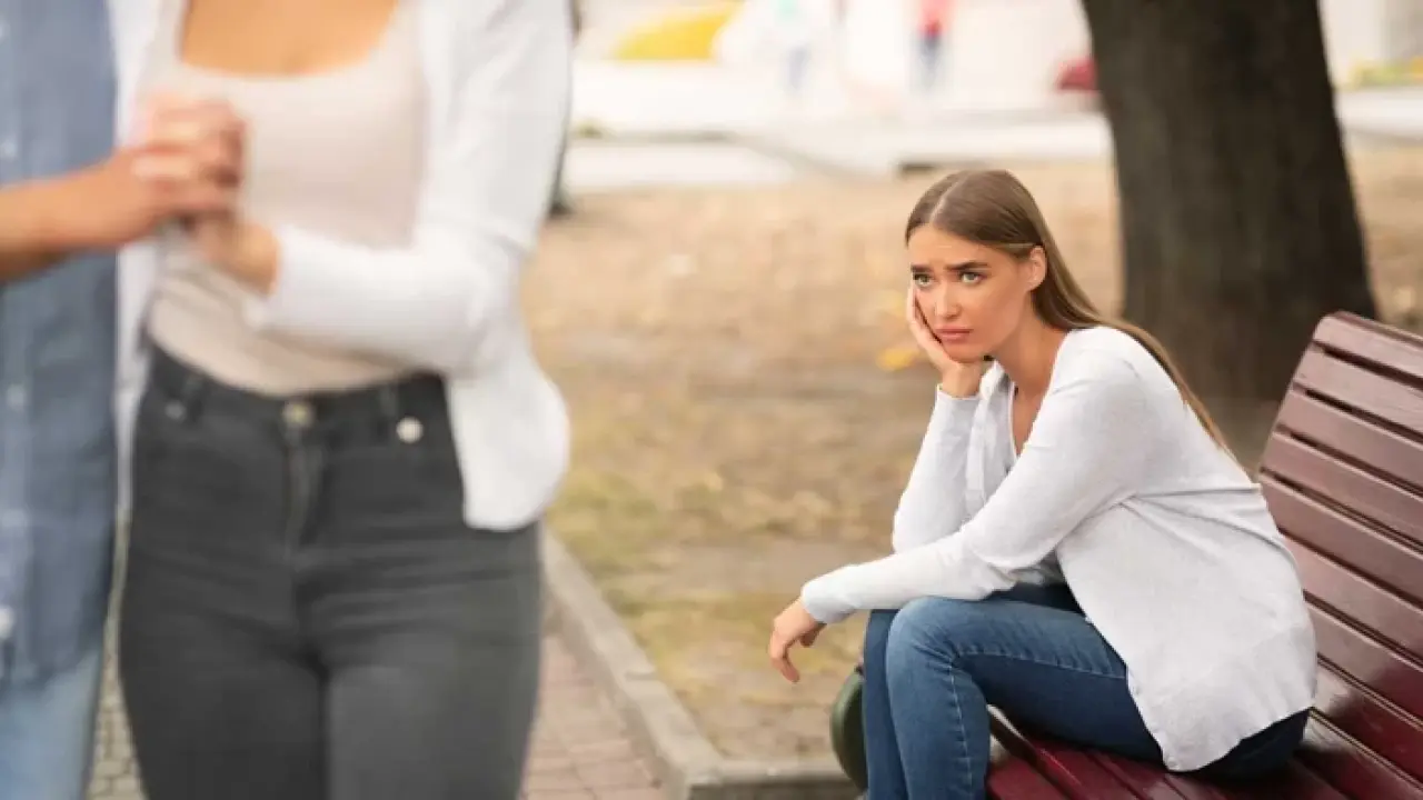 Psikologlar uyarıyor: “Benching” özgüveni sessizce çökertiyor 3