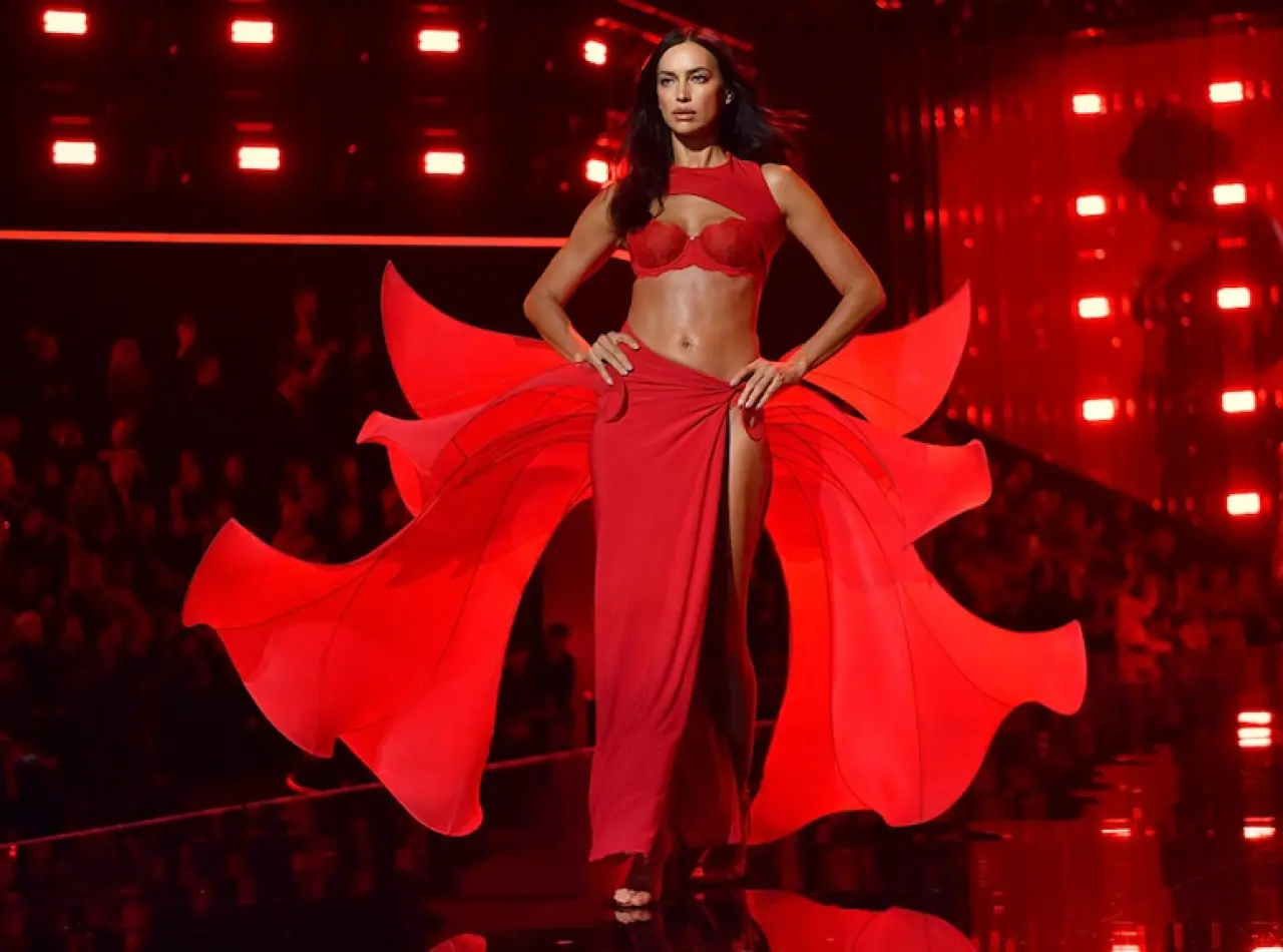 Victoria's Secret 2025 defilesi yeni yüzleriyle birçok ilke imza attı 58