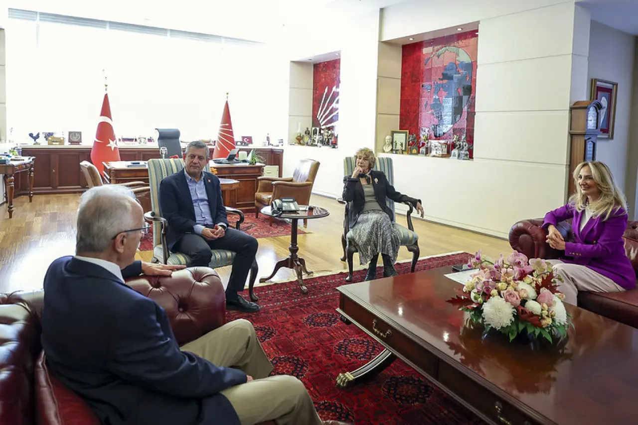 Ünlü yazar Ayşe Kulin CHP'ye katıldı 2