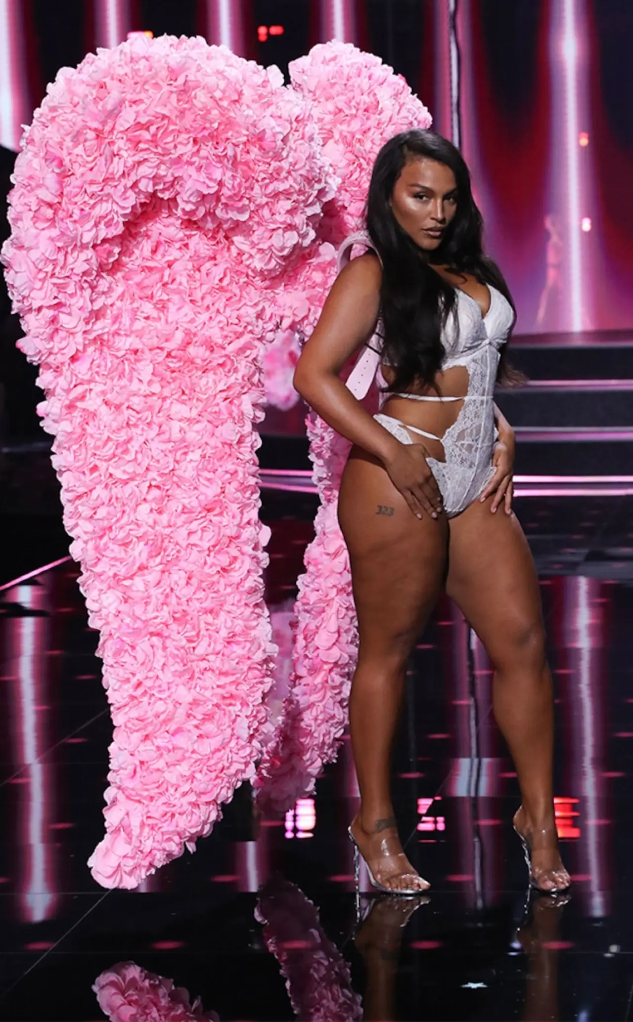 Victoria's Secret 2025 defilesi yeni yüzleriyle birçok ilke imza attı 55