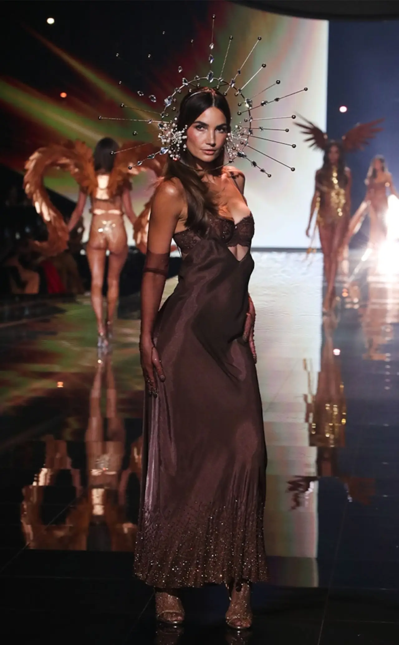 Victoria's Secret 2025 defilesi yeni yüzleriyle birçok ilke imza attı 43