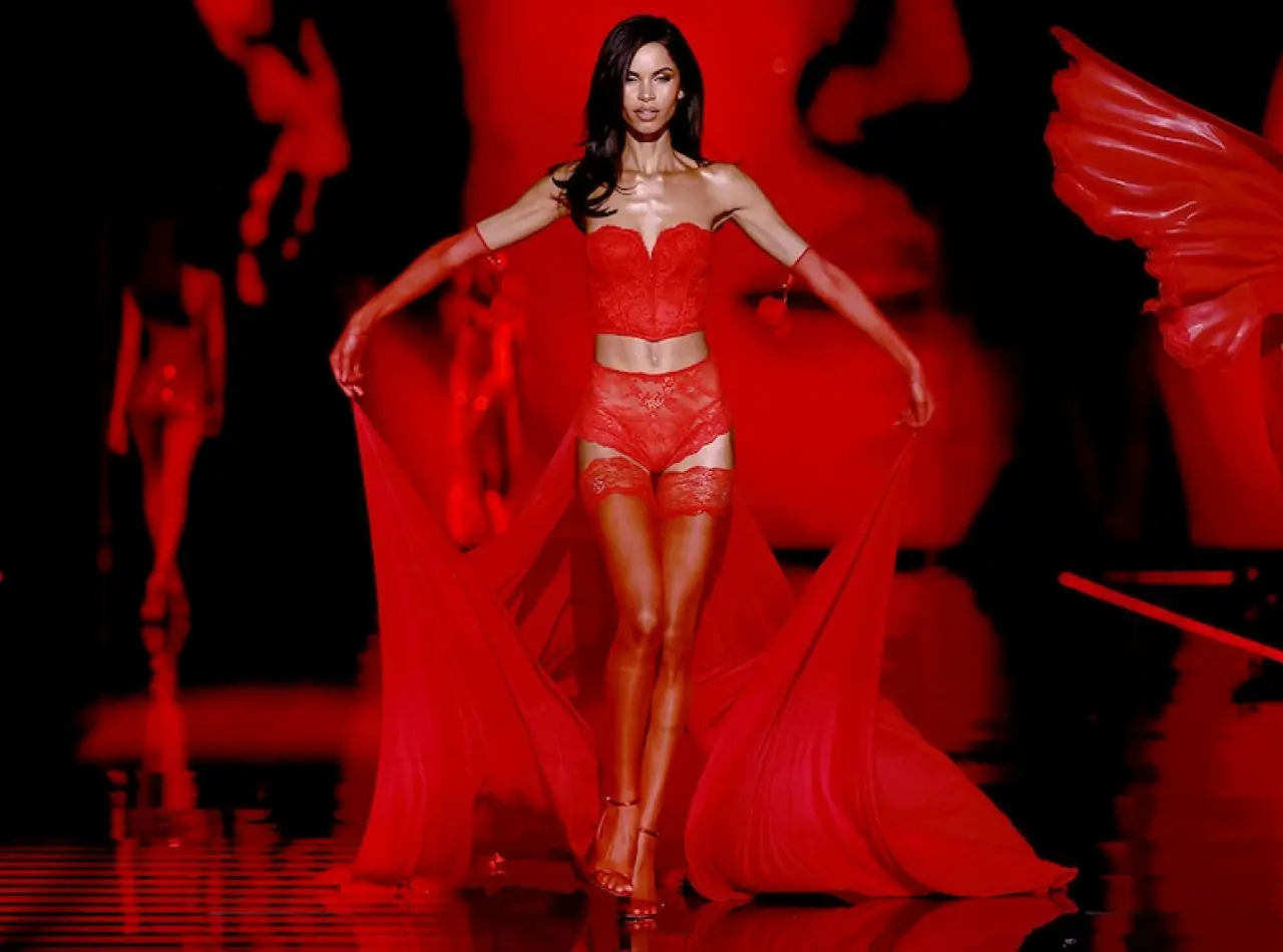 Victoria's Secret 2025 defilesi yeni yüzleriyle birçok ilke imza attı 50