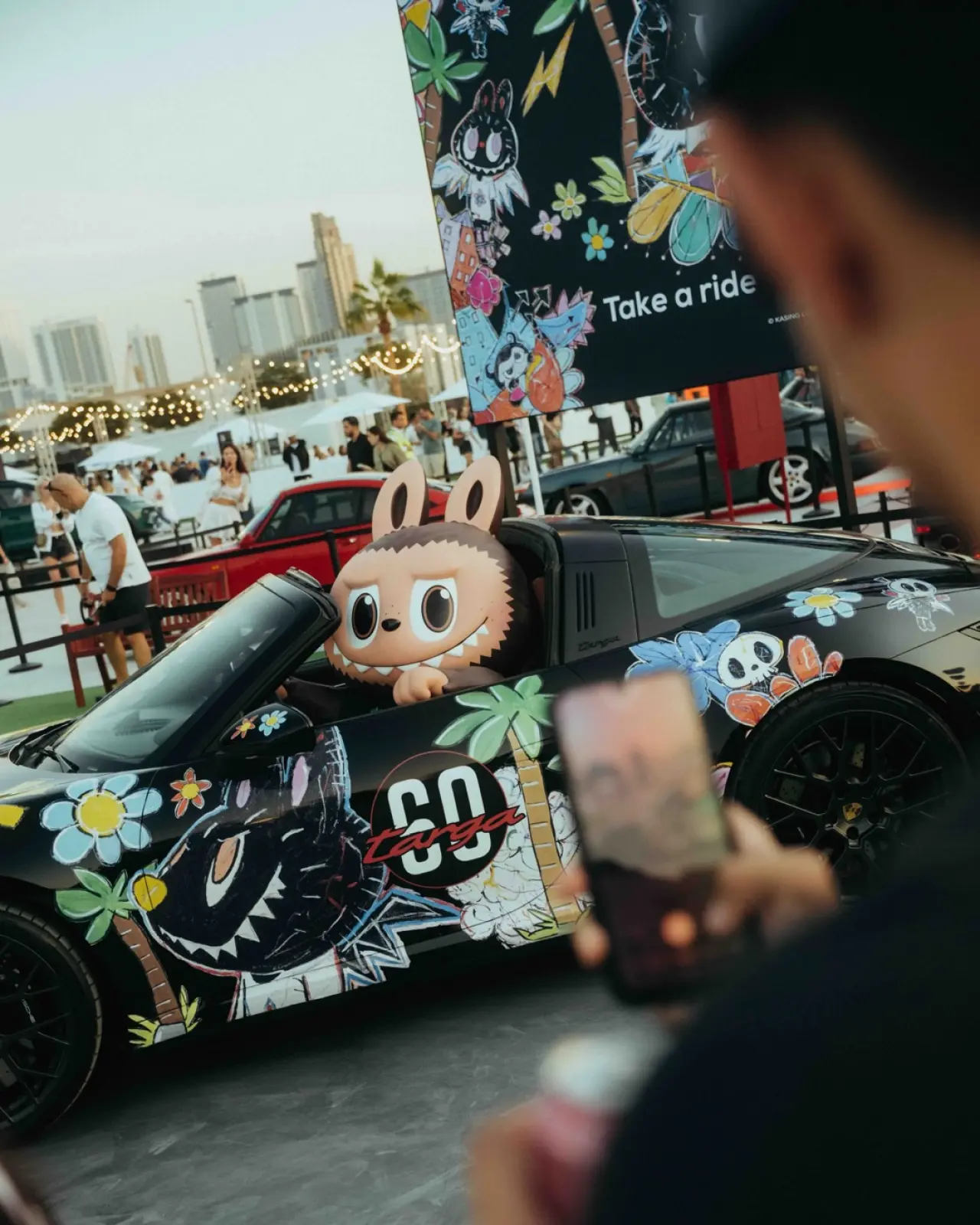 Oyuncak kutusundan çıktı, gaza bastı: Labubu’nun yeni oyuncağı bir Porsche! 4