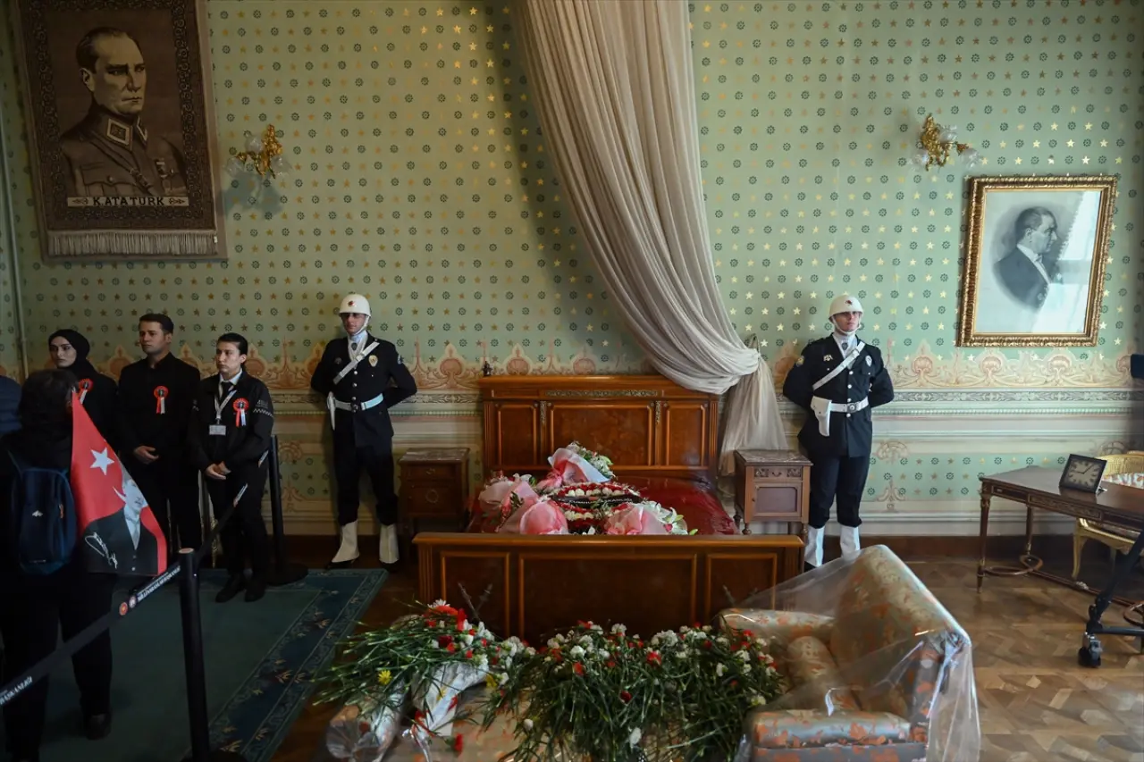 Vatandaşlar 10 Kasım'da Ata'sını anmak için Dolmabahçe'ye akın etti 7