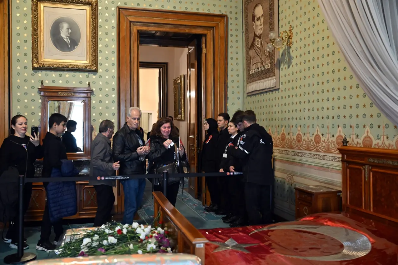 Vatandaşlar 10 Kasım'da Ata'sını anmak için Dolmabahçe'ye akın etti 6