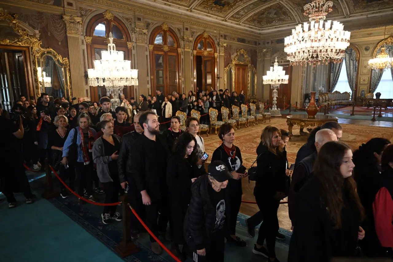 Vatandaşlar 10 Kasım'da Ata'sını anmak için Dolmabahçe'ye akın etti 5