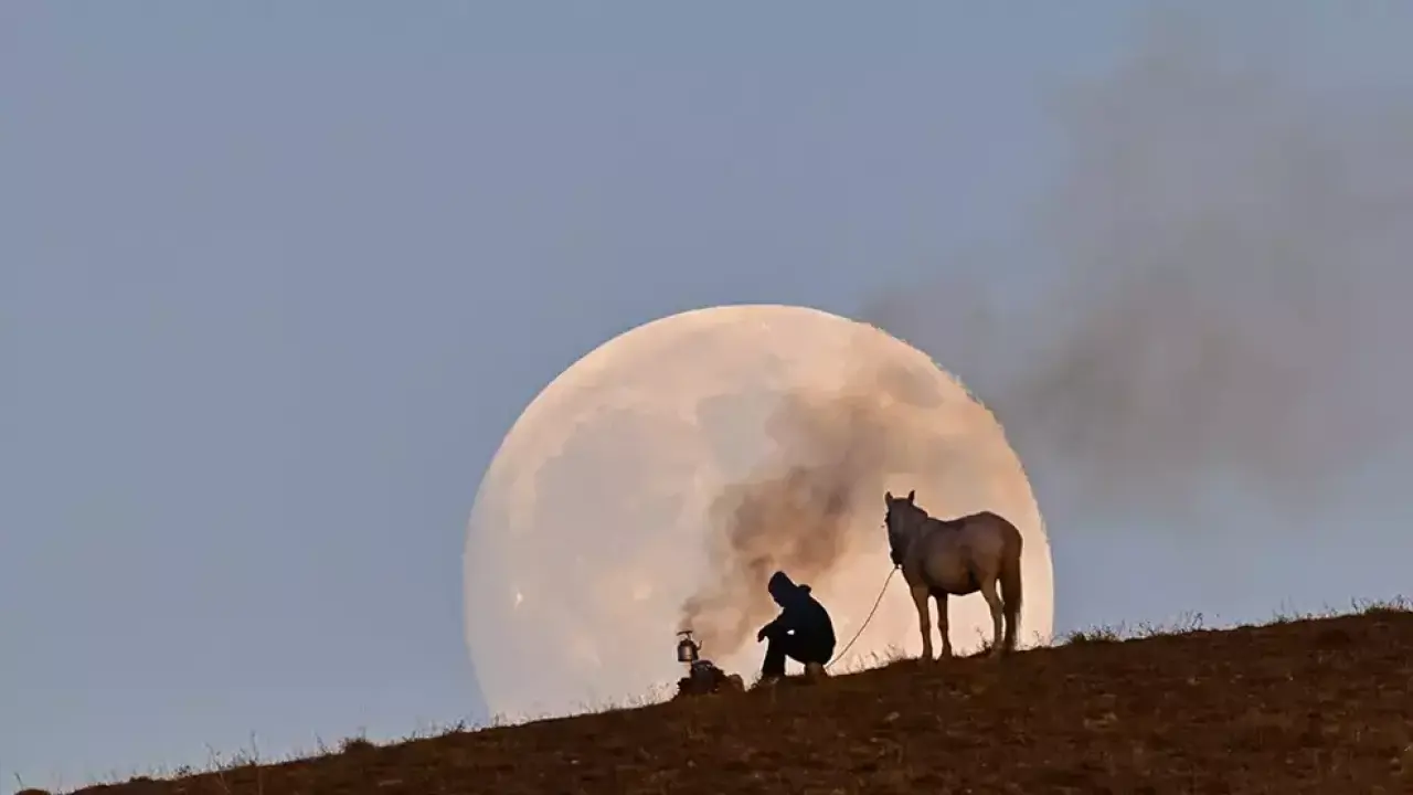 Van’da dolunay büyüledi: Atlı silüet kartpostallık görüntü oluşturdu 3