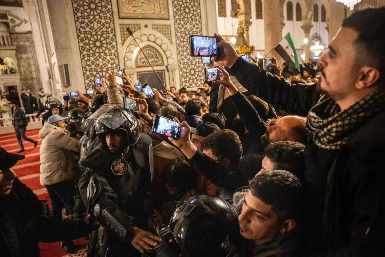 Suriyeliler Esad’ın düşüşünün yıldönümünü havai fişekler ve törenler eşliğinde kutladı 10