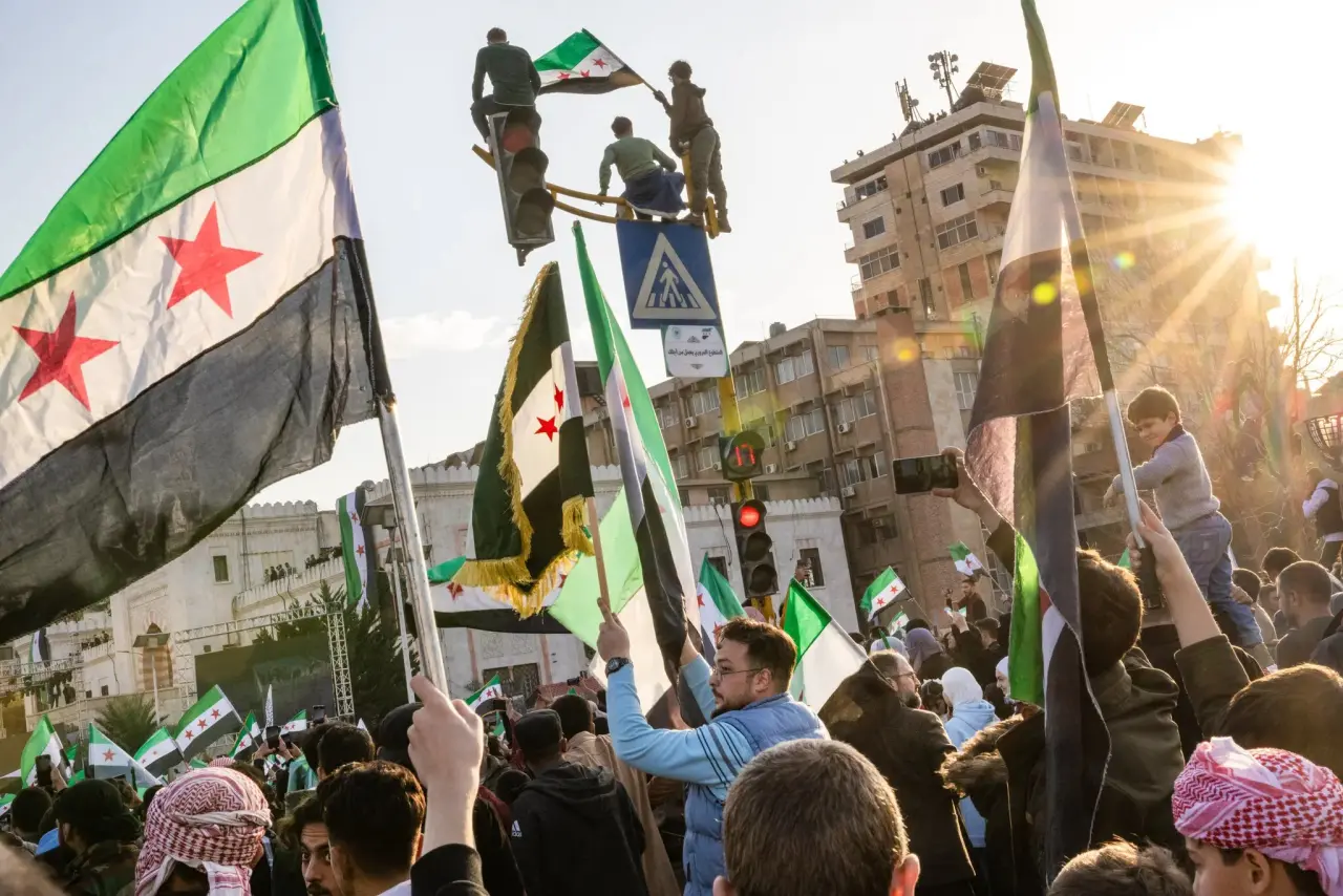 Suriyeliler Esad’ın düşüşünün yıldönümünü havai fişekler ve törenler eşliğinde kutladı 9