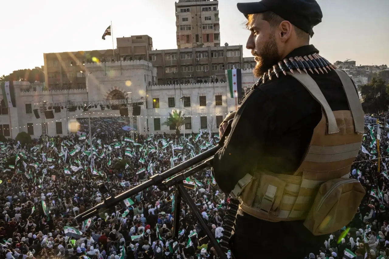 Suriyeliler Esad’ın düşüşünün yıldönümünü havai fişekler ve törenler eşliğinde kutladı 7