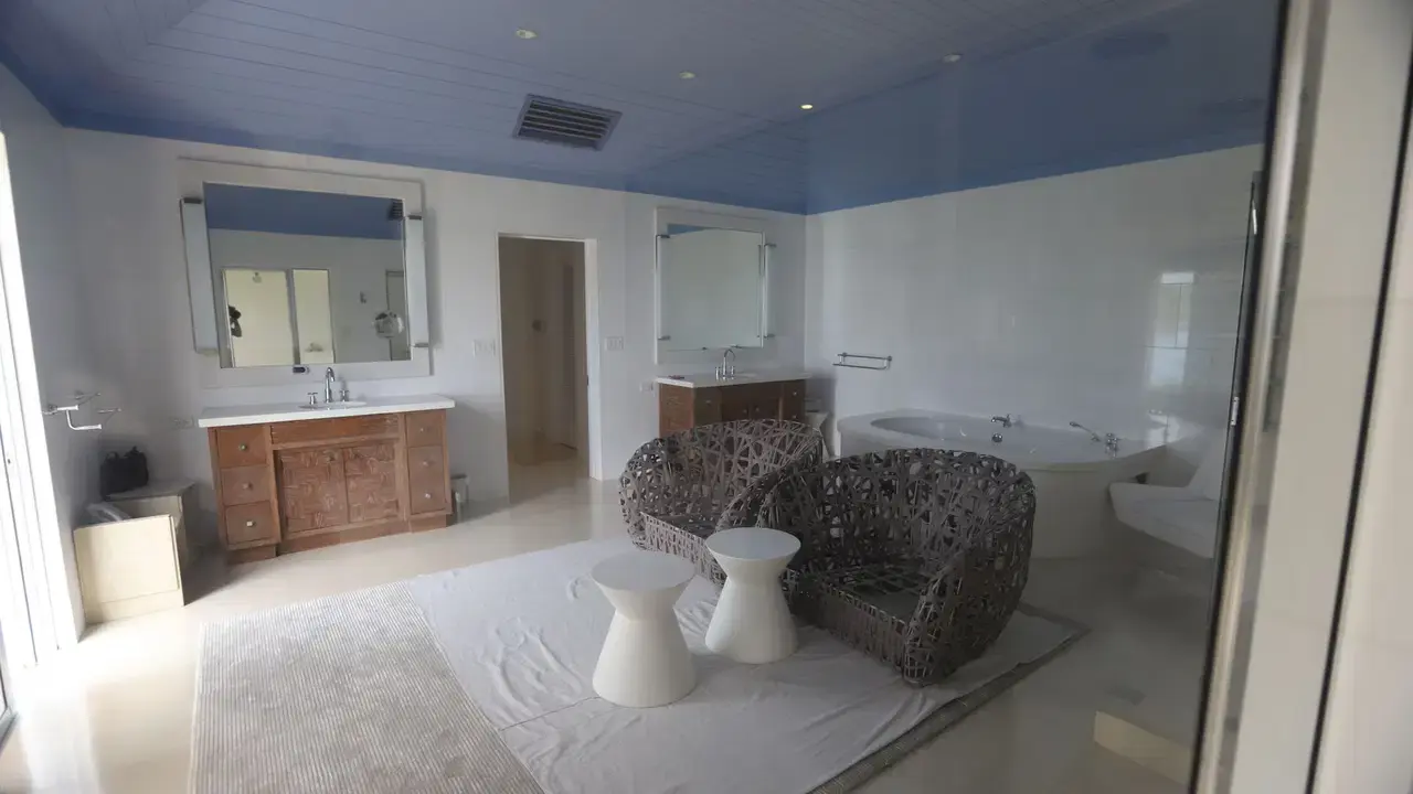 Epstein’ın karanlık adasından yeni görüntüler: Komite yıllarca saklanan kareleri yayımladı 1