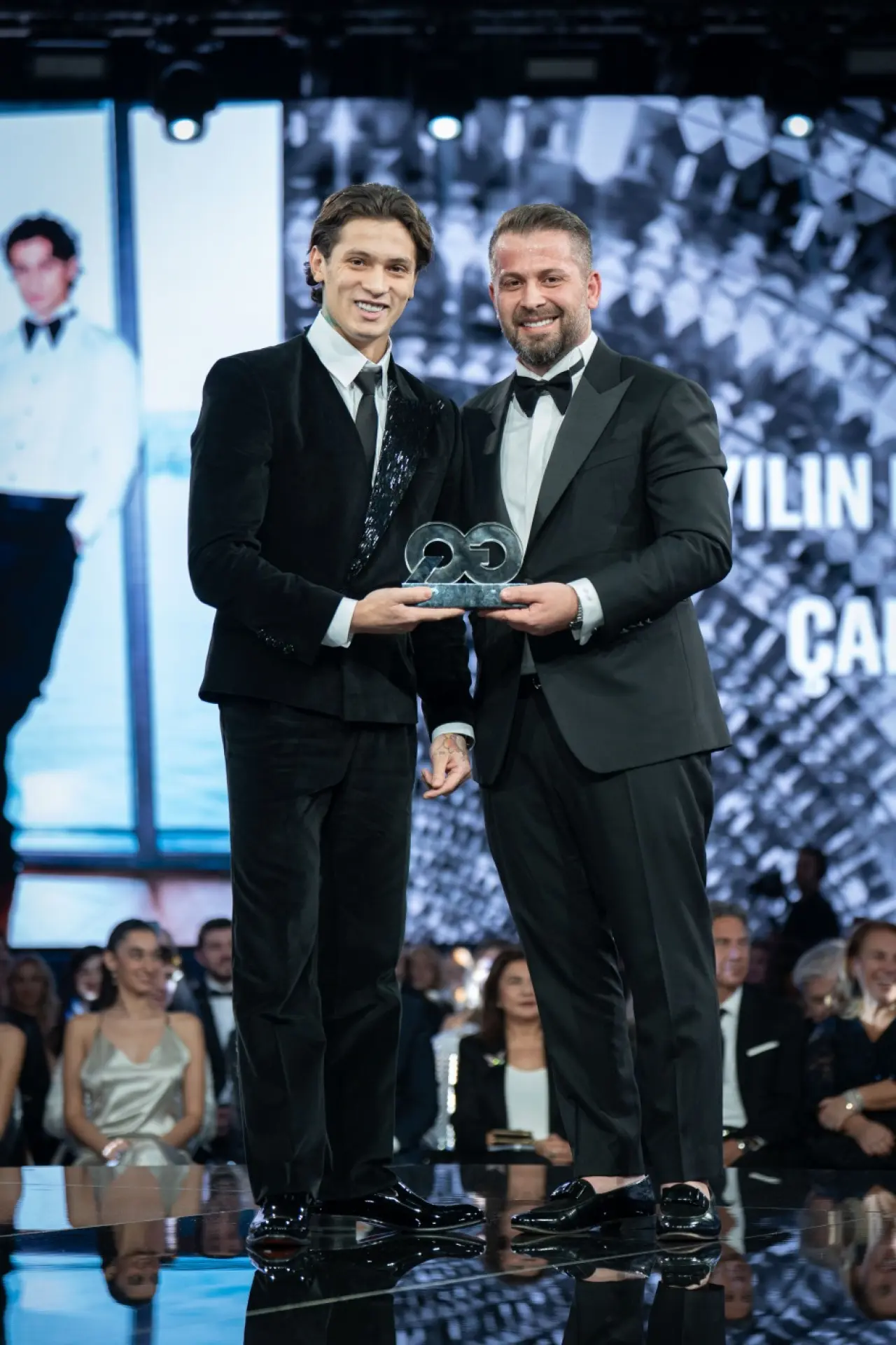 GQ Men Of The Year 2025'te yıldızlar geçidi: Edis, Mert Yazıcıoğlu ve Victor Osimhen ödül aldı 13