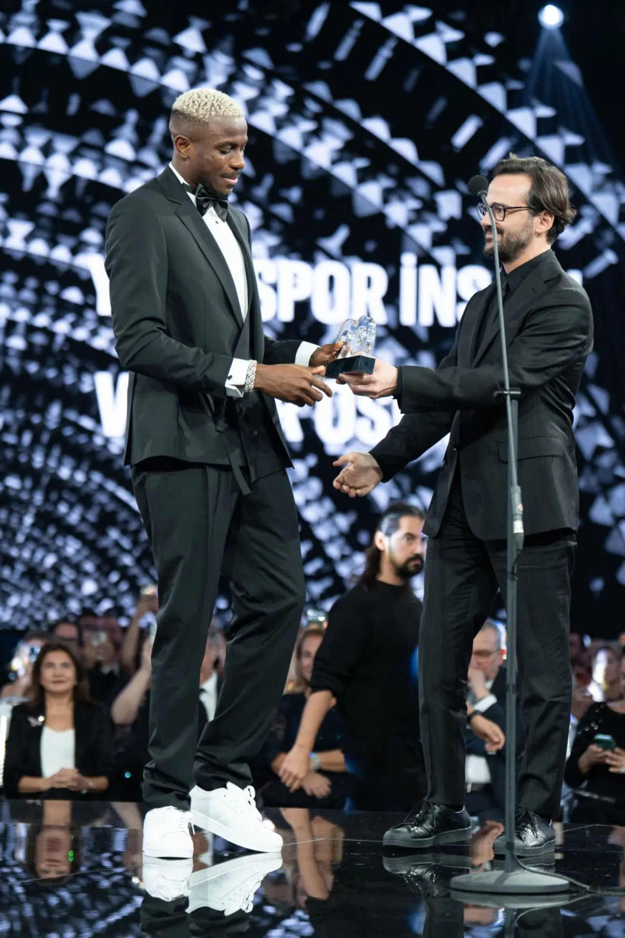 GQ Men Of The Year 2025'te yıldızlar geçidi: Edis, Mert Yazıcıoğlu ve Victor Osimhen ödül aldı 4