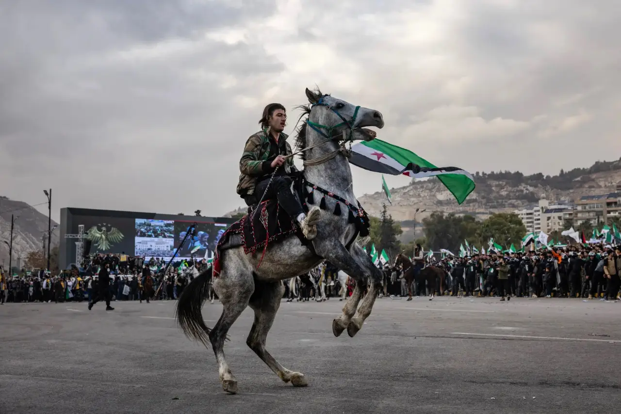Suriyeliler Esad’ın düşüşünün yıldönümünü havai fişekler ve törenler eşliğinde kutladı 2
