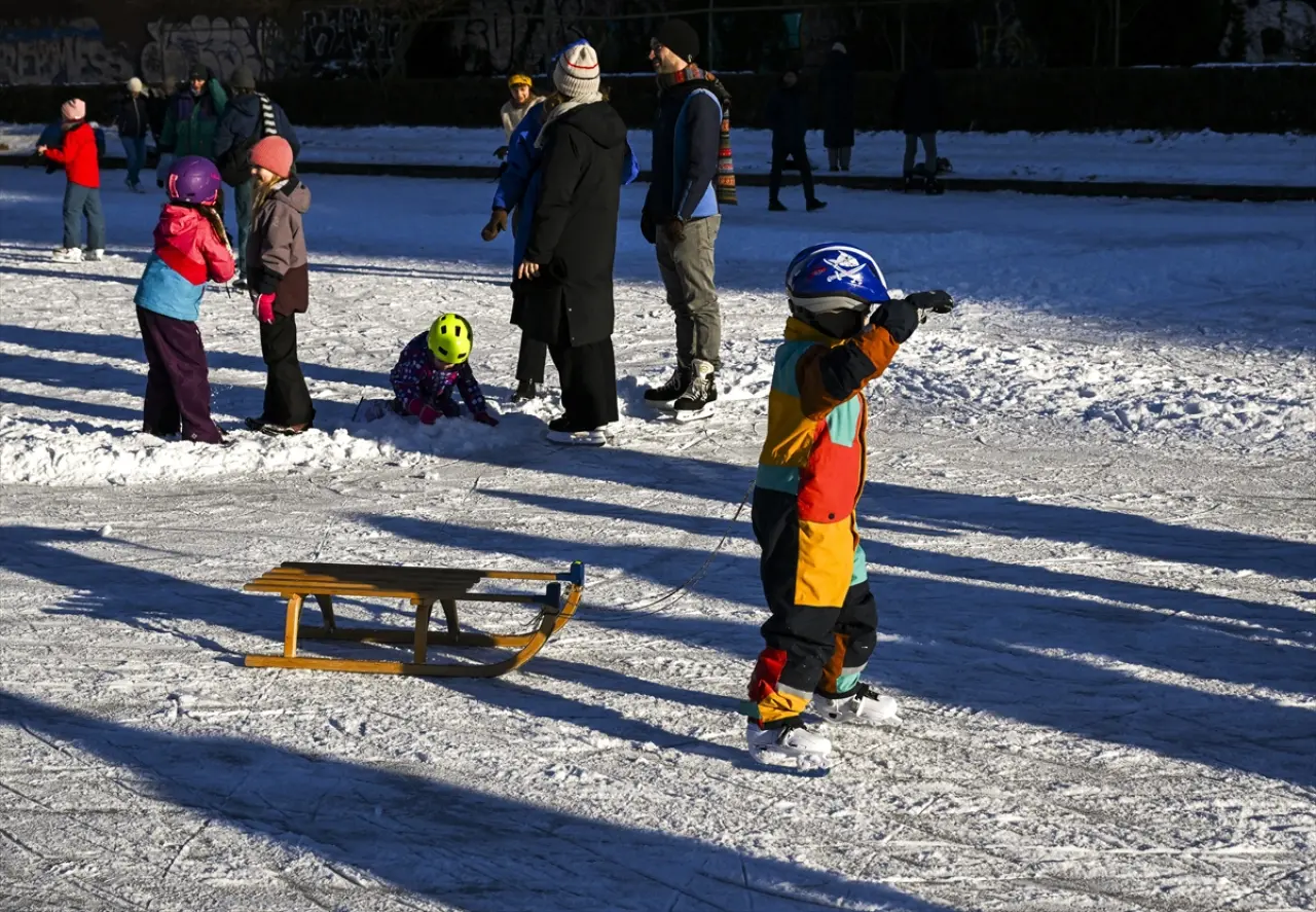 Berlin dondu, Engelbecken Parkı doğal bir buz pistine dönüştü 16