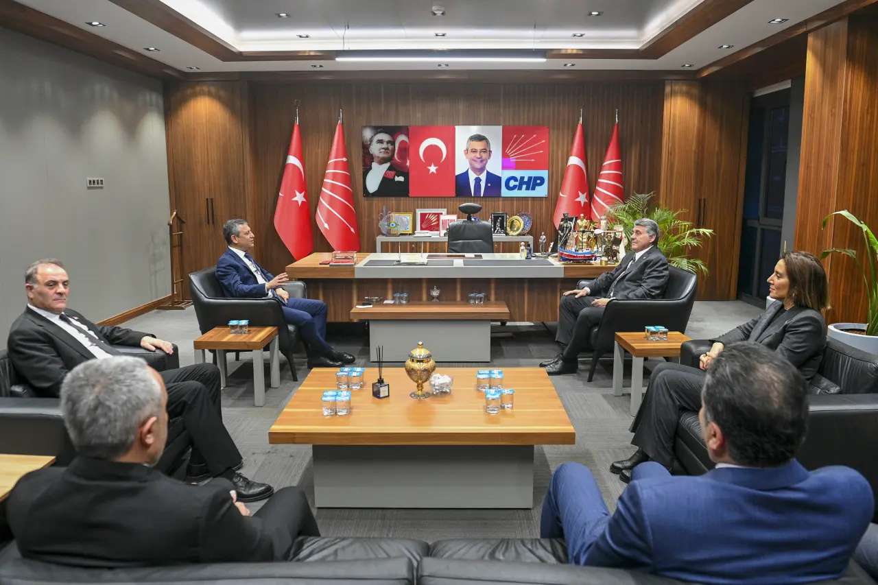 Beşiktaş Başkanı Serdal Adalı, CHP Lideri Özgür Özel’i ziyaret etti 2