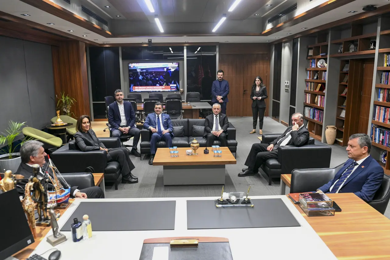 Beşiktaş Başkanı Serdal Adalı, CHP Lideri Özgür Özel’i ziyaret etti 1