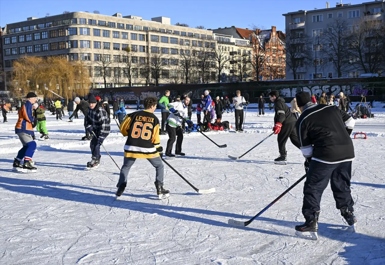 Berlin dondu, Engelbecken Parkı doğal bir buz pistine dönüştü 3