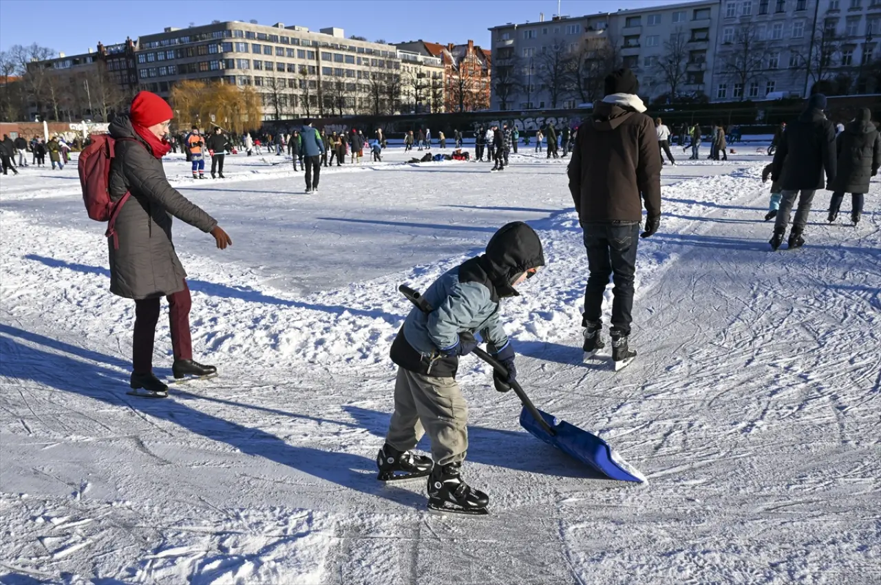 Berlin dondu, Engelbecken Parkı doğal bir buz pistine dönüştü 7