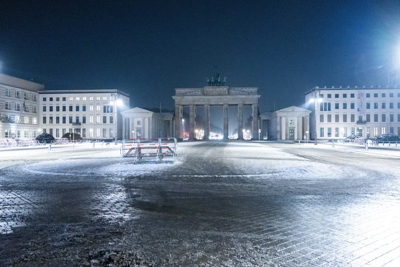 Almanya donuyor: Ağır kış şartları nedeniyle ülkede olağanüstü hal ilan edildi 9