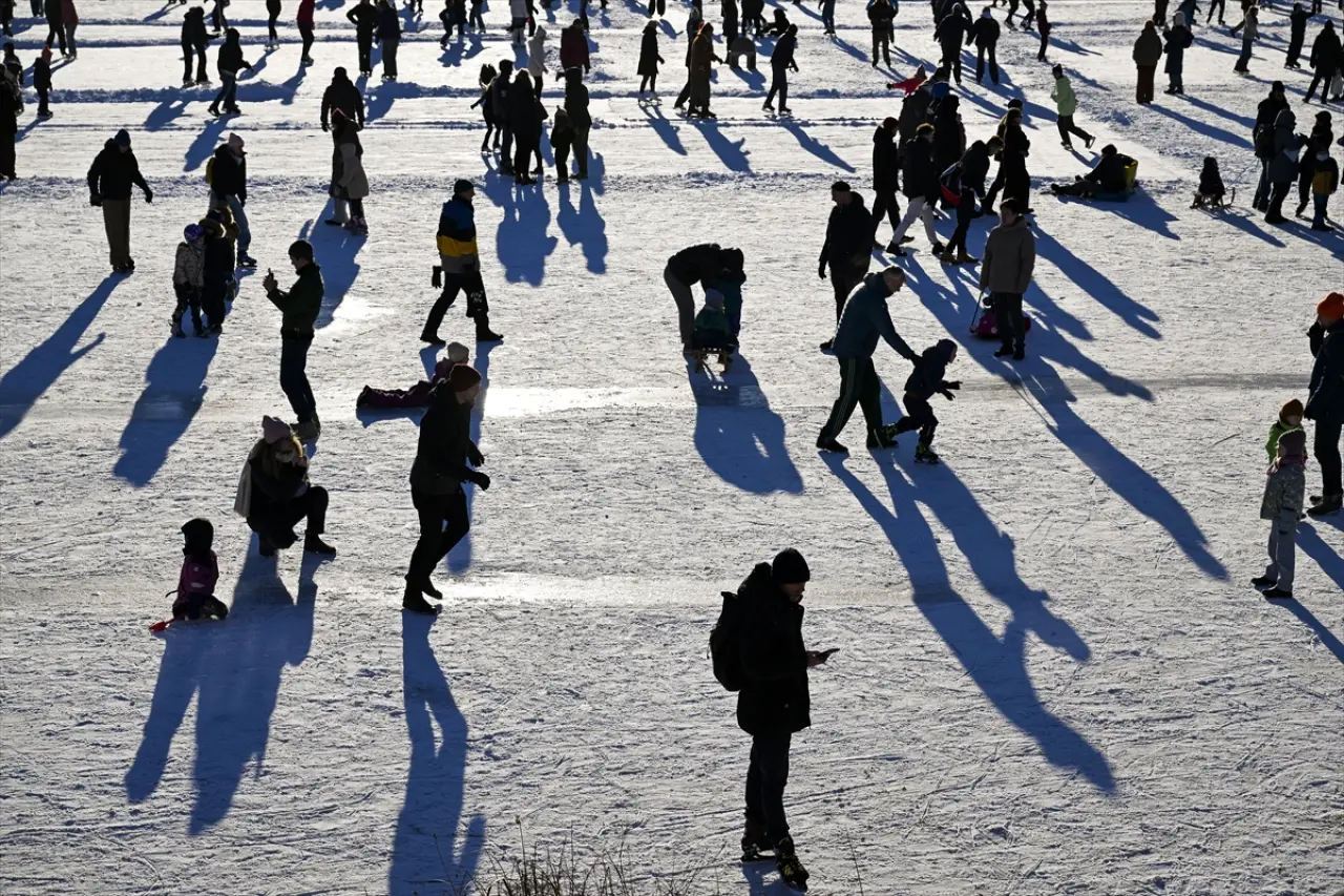 Berlin dondu, Engelbecken Parkı doğal bir buz pistine dönüştü 4