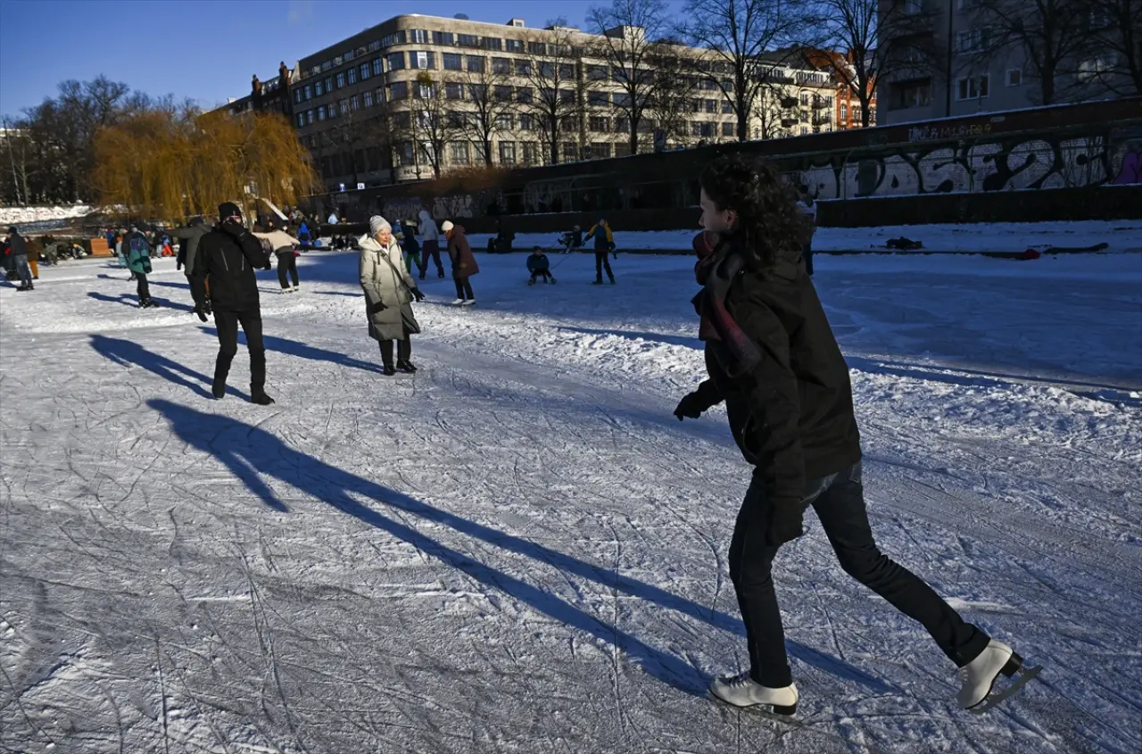 Berlin dondu, Engelbecken Parkı doğal bir buz pistine dönüştü 9