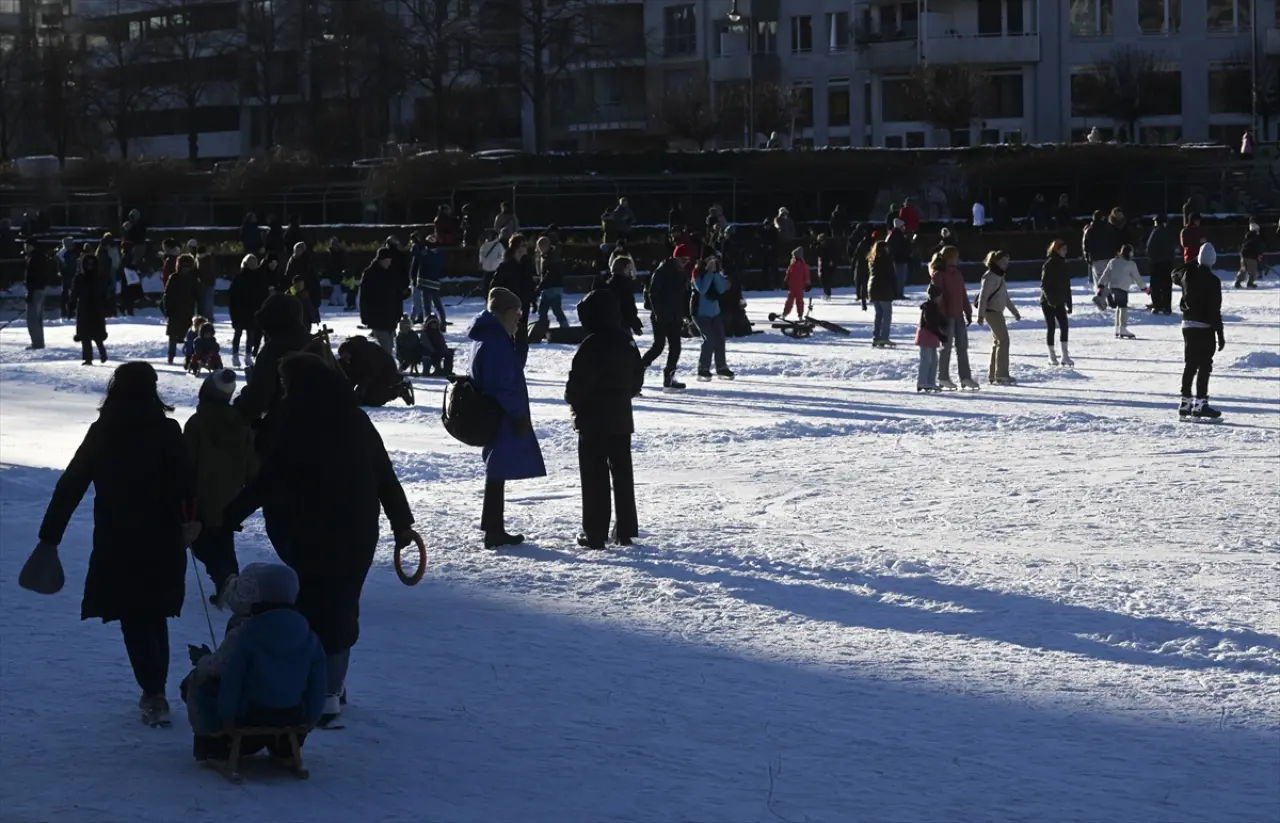 Berlin dondu, Engelbecken Parkı doğal bir buz pistine dönüştü 18