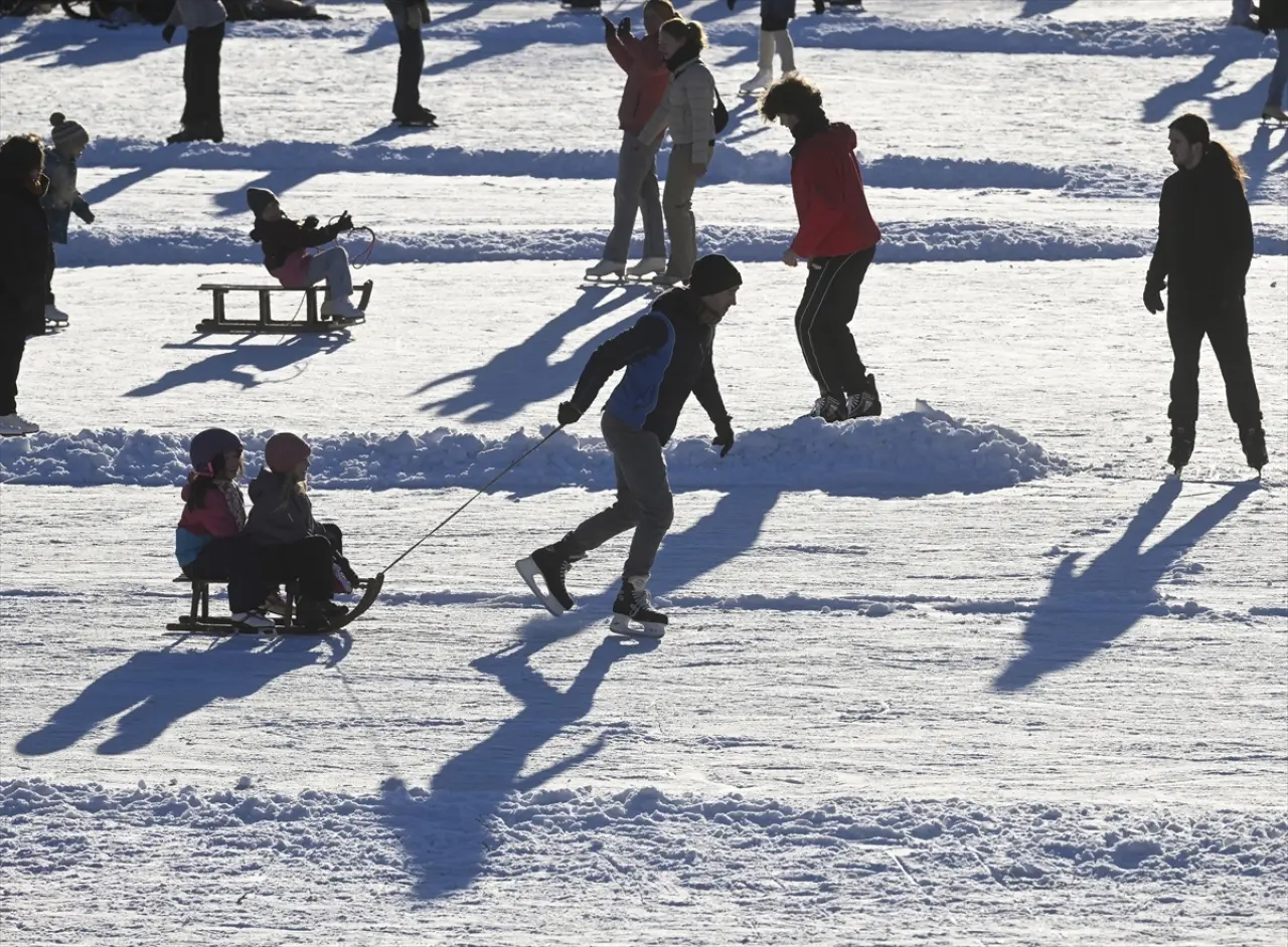 Berlin dondu, Engelbecken Parkı doğal bir buz pistine dönüştü 17