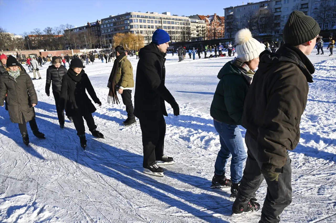 Berlin dondu, Engelbecken Parkı doğal bir buz pistine dönüştü 2