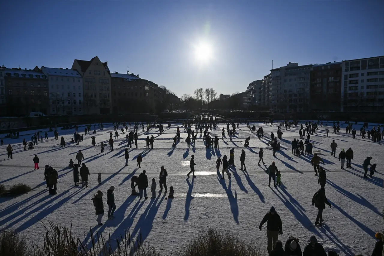 Berlin dondu, Engelbecken Parkı doğal bir buz pistine dönüştü 1