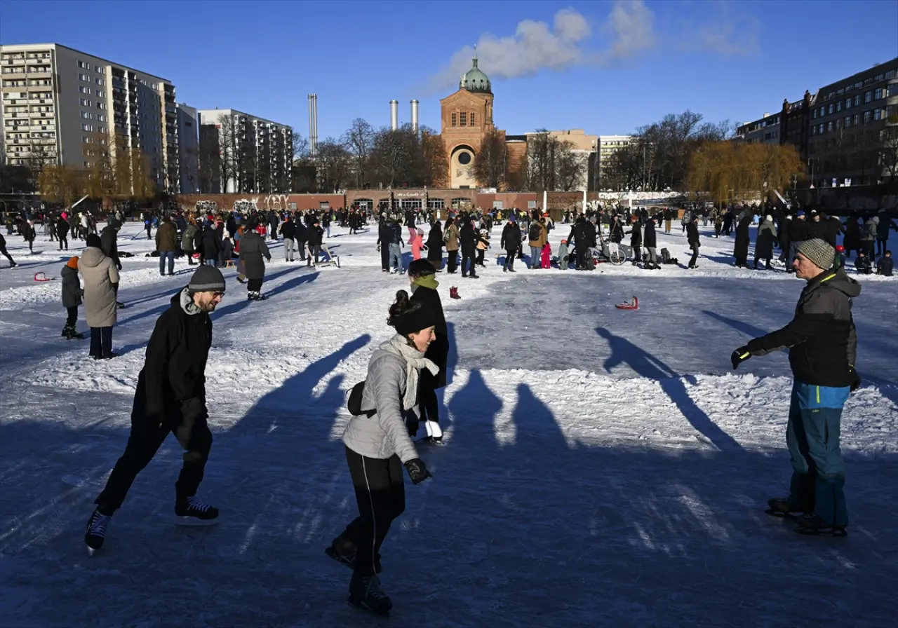 Berlin dondu, Engelbecken Parkı doğal bir buz pistine dönüştü 5