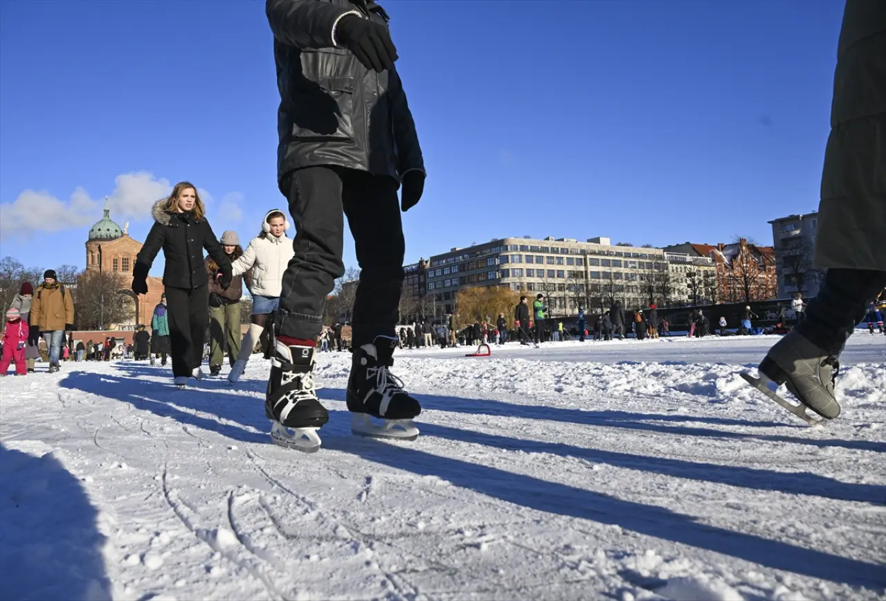 Berlin dondu, Engelbecken Parkı doğal bir buz pistine dönüştü 8