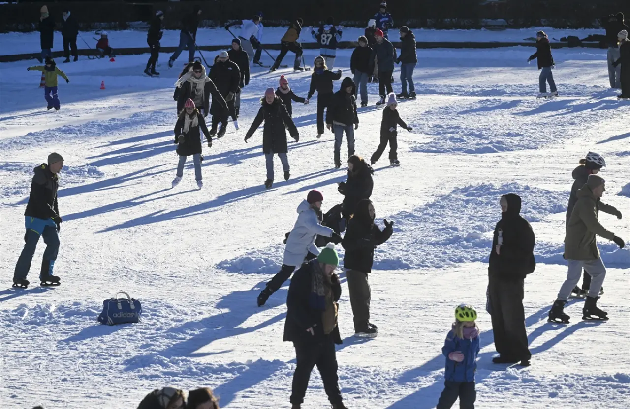 Berlin dondu, Engelbecken Parkı doğal bir buz pistine dönüştü 15