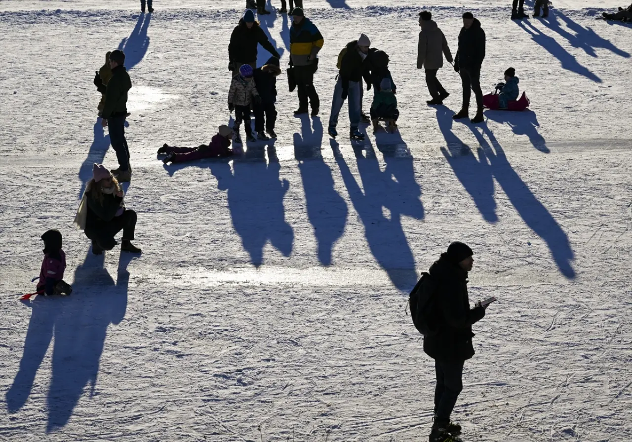 Berlin dondu, Engelbecken Parkı doğal bir buz pistine dönüştü 12