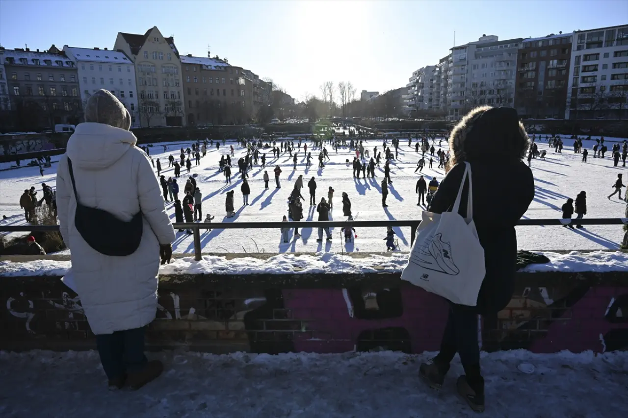 Berlin dondu, Engelbecken Parkı doğal bir buz pistine dönüştü 10