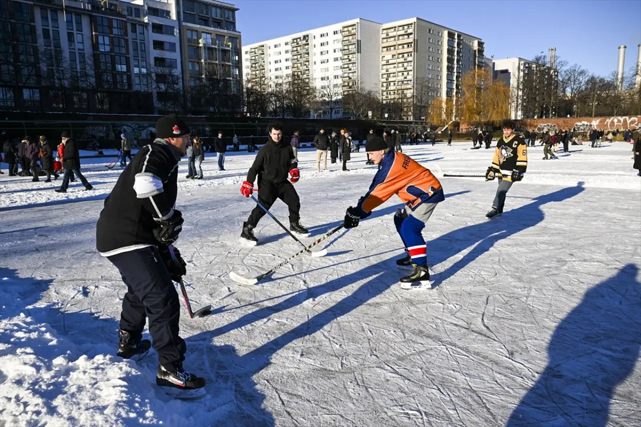 Berlin dondu, Engelbecken Parkı doğal bir buz pistine dönüştü 11