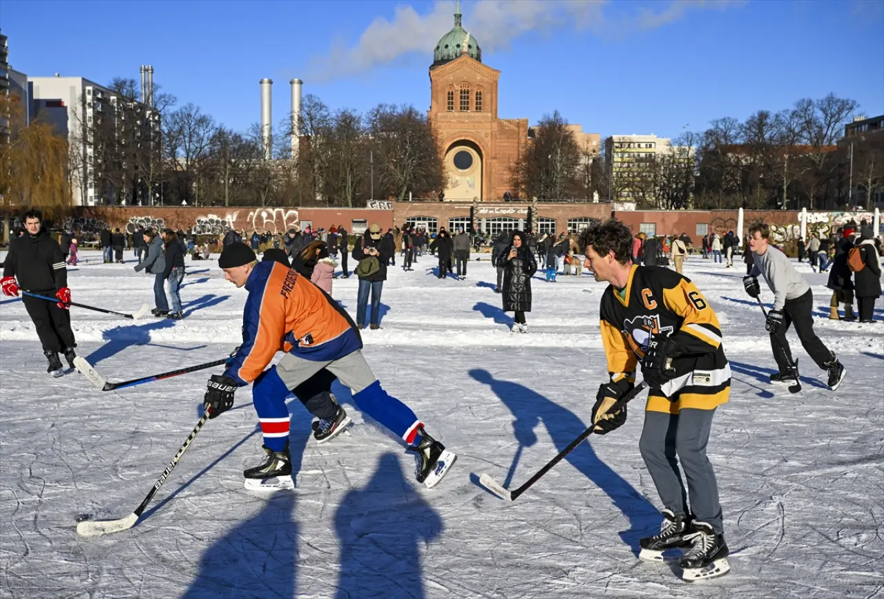 Berlin dondu, Engelbecken Parkı doğal bir buz pistine dönüştü 6