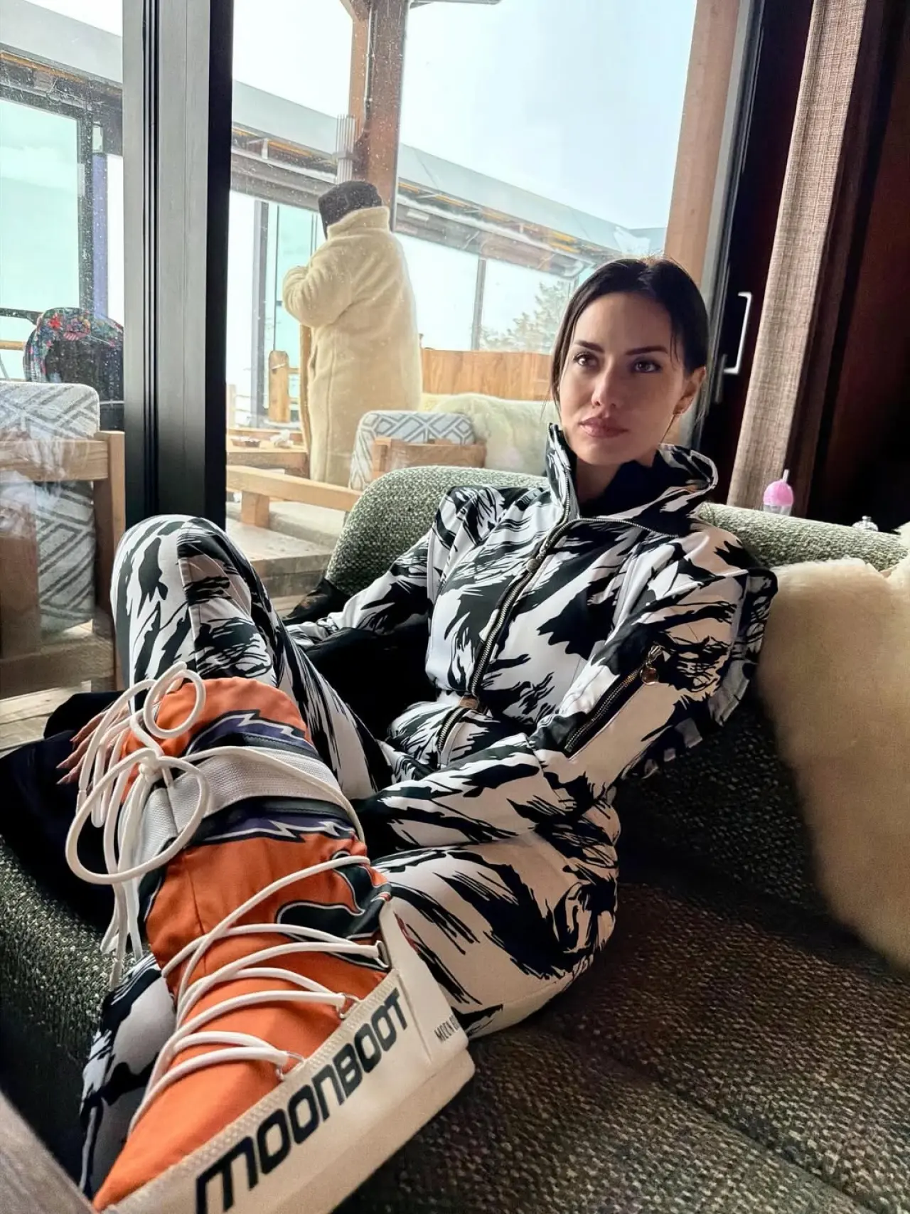 Fahriye Evcen'den kar pozları: Gri şıklığıyla kış tatilinde 11