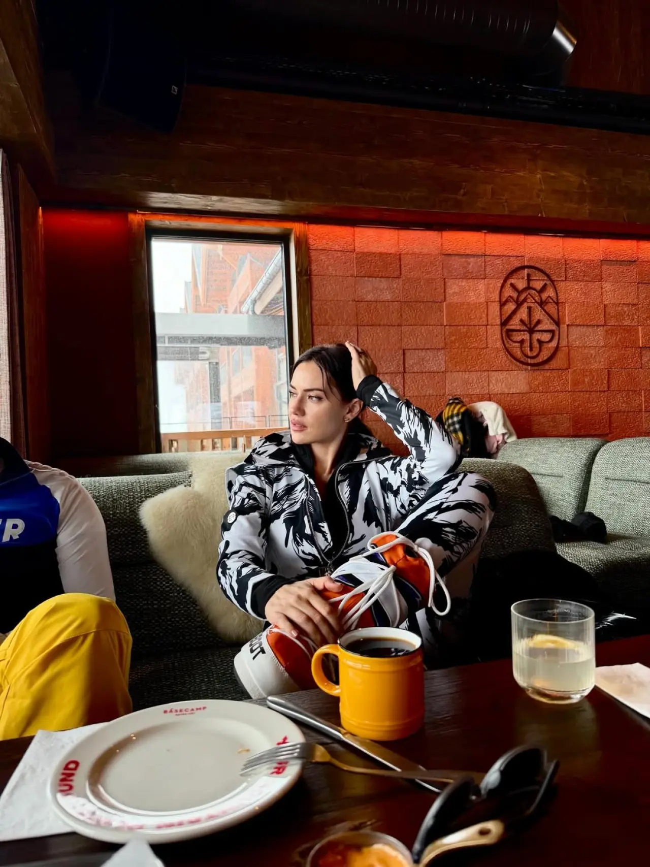 Fahriye Evcen'den kar pozları: Gri şıklığıyla kış tatilinde 4