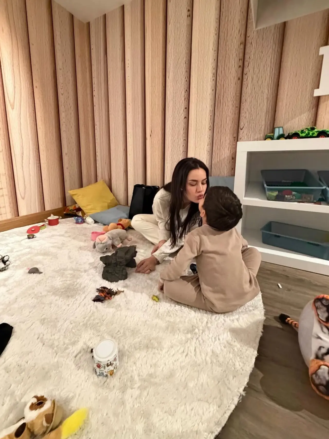 Fahriye Evcen'den kar pozları: Gri şıklığıyla kış tatilinde 10