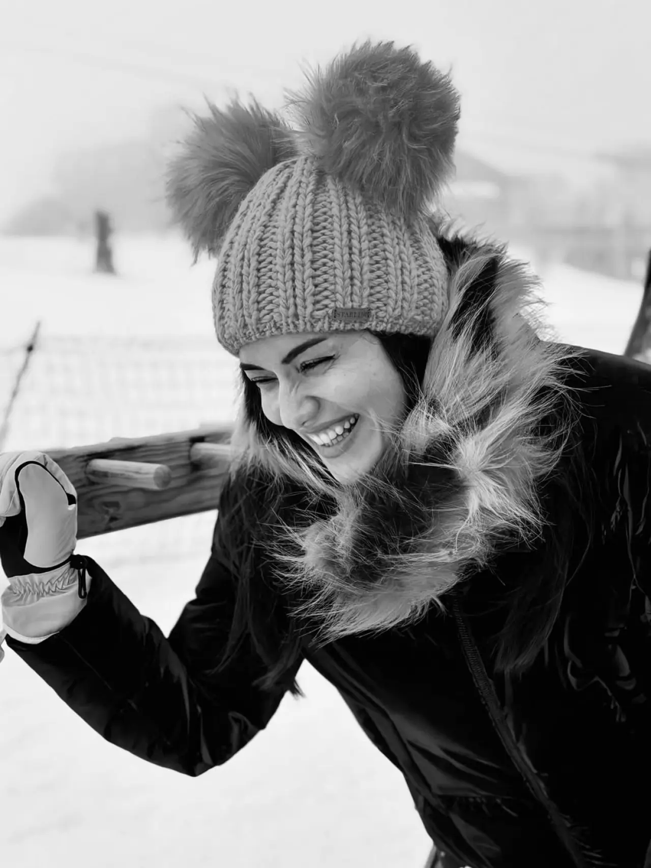 Fahriye Evcen'den kar pozları: Gri şıklığıyla kış tatilinde 5