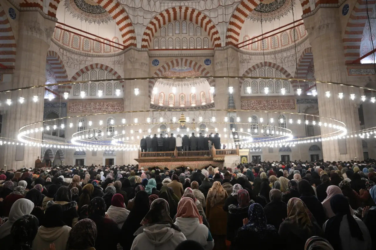 Selimiye Camii'nde 4 yıl sonra ilk teravih namazı kılındı 1