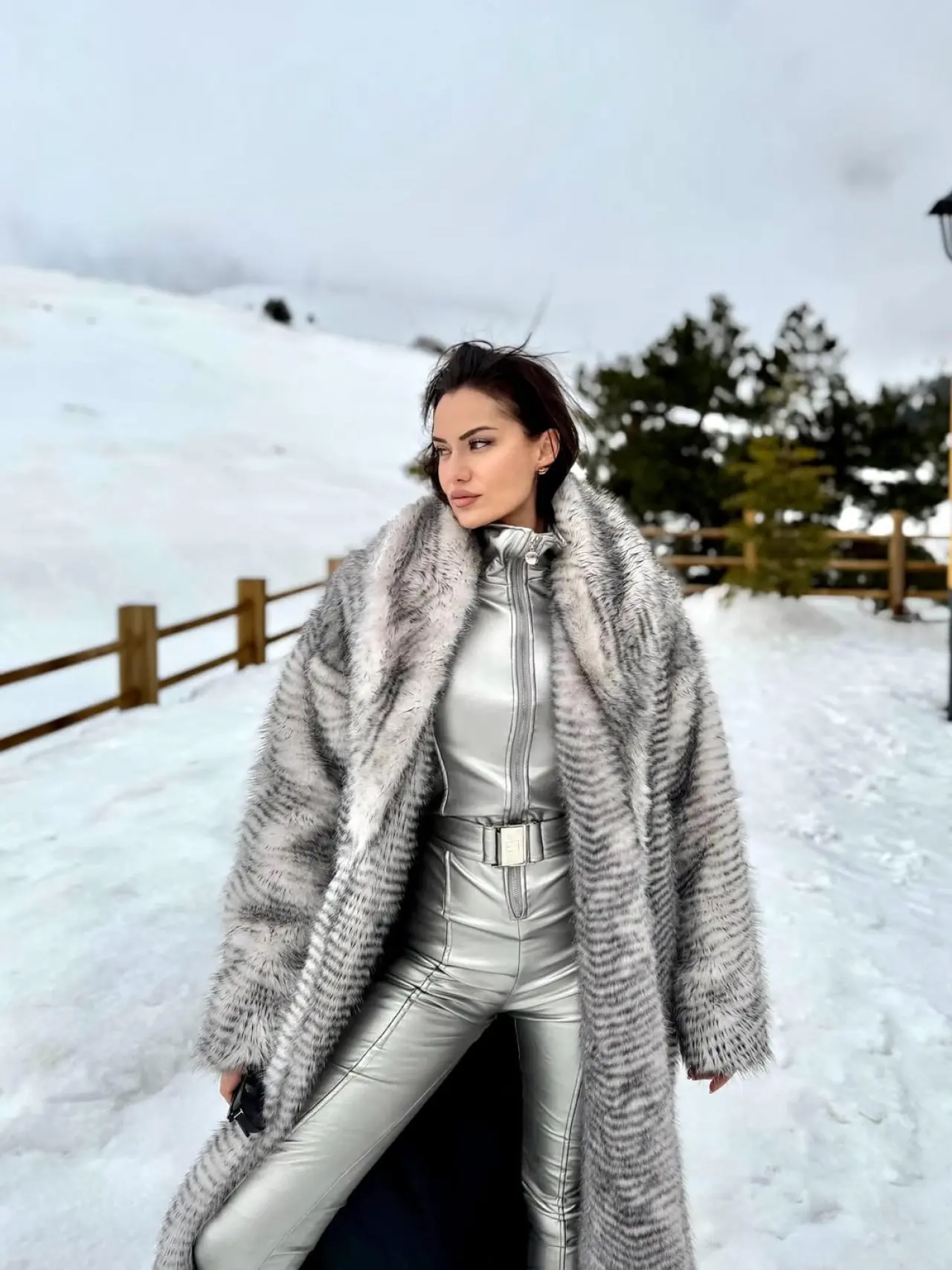 Fahriye Evcen'den kar pozları: Gri şıklığıyla kış tatilinde 12