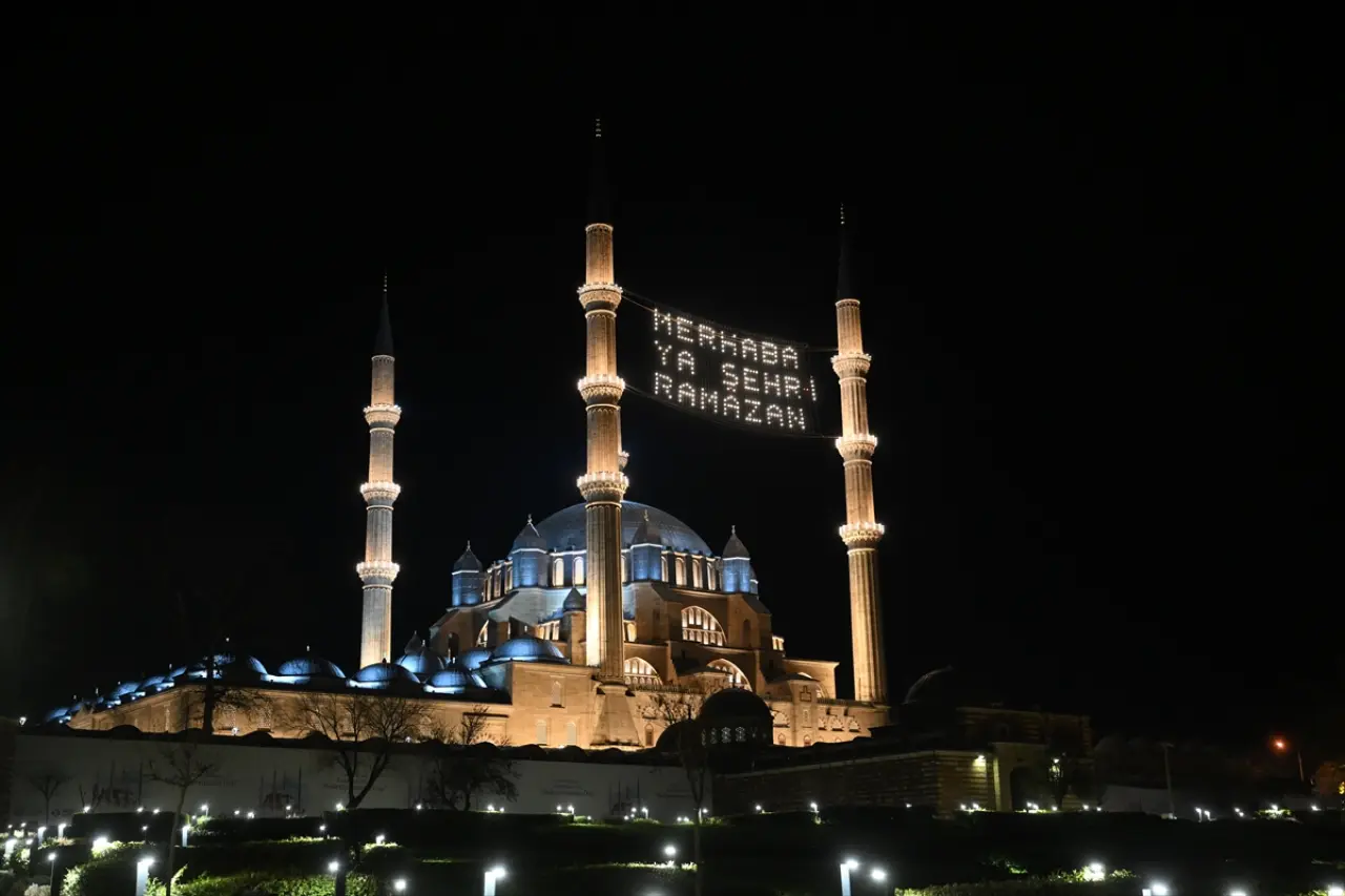 Selimiye Camii'nde 4 yıl sonra ilk teravih namazı kılındı 2