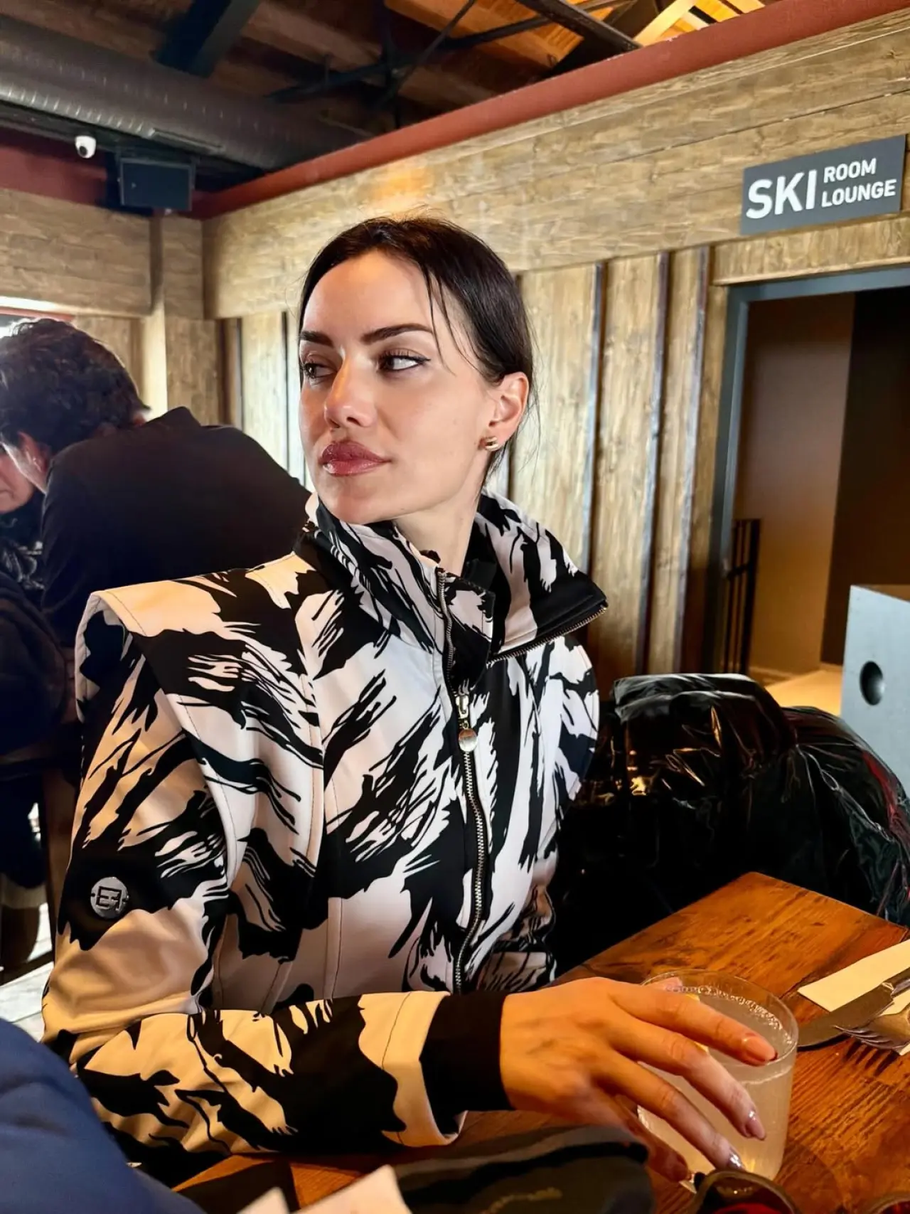 Fahriye Evcen'den kar pozları: Gri şıklığıyla kış tatilinde 9