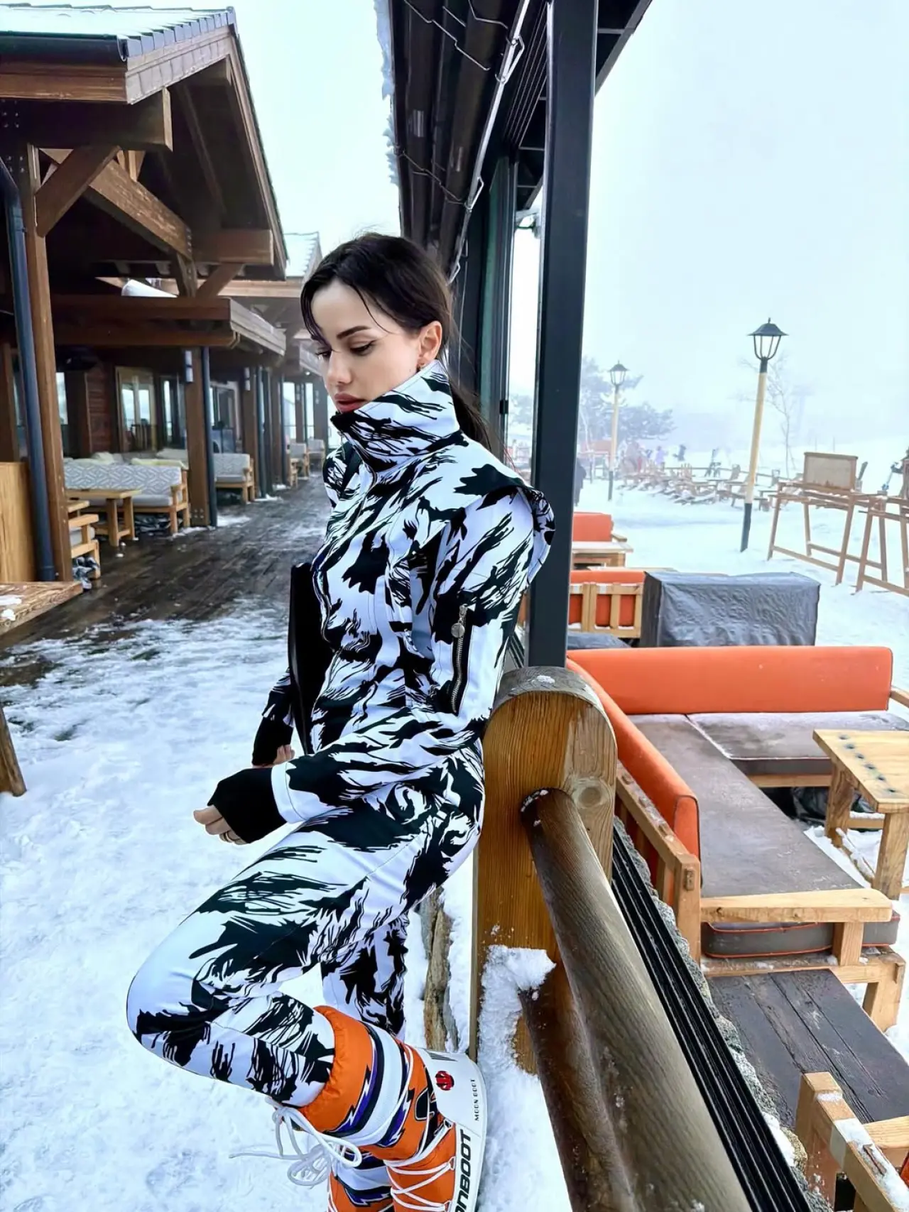 Fahriye Evcen'den kar pozları: Gri şıklığıyla kış tatilinde 7