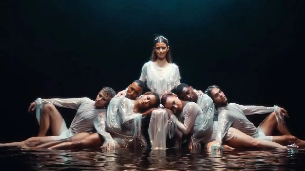 Beren Saat’in “CapitaliZoo” şarkısı sosyal medyada tartışılıyor: “Bu bir şımarıklık değil, derdini anlatma çabası” 4