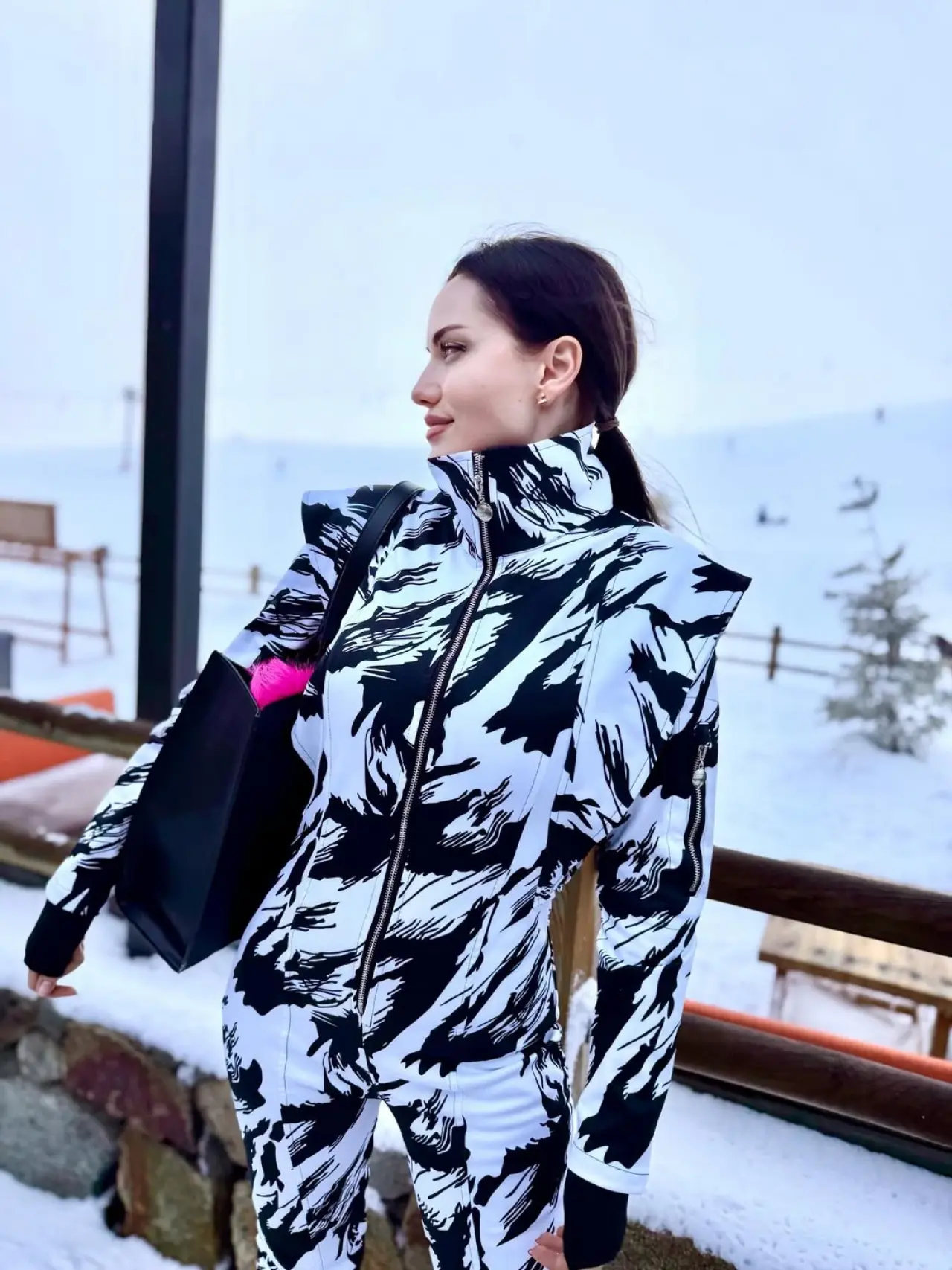 Fahriye Evcen'den kar pozları: Gri şıklığıyla kış tatilinde 8