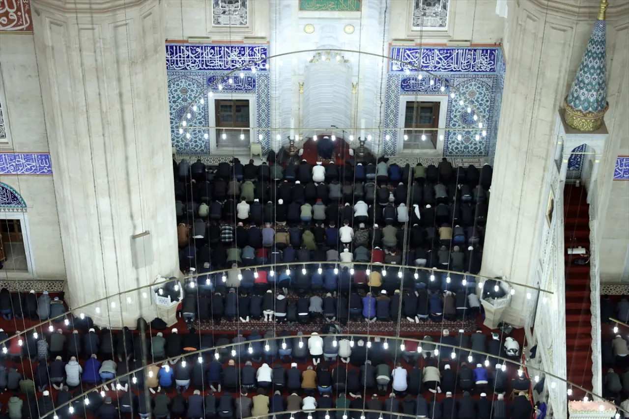 Selimiye Camii'nde 4 yıl sonra ilk teravih namazı kılındı 10